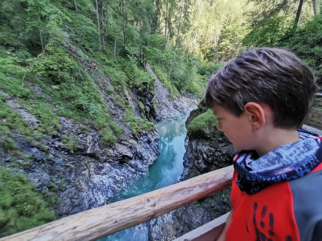 In die Liechtensteinklamm wandern und das schöne Wasser beobachten