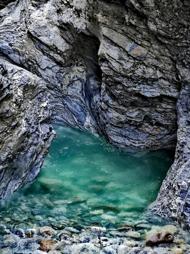 Das Wasser formte die Liechtensteinklamm, glasklar fließt die Großarler Ache durch die Klamm Richtung St. Johann