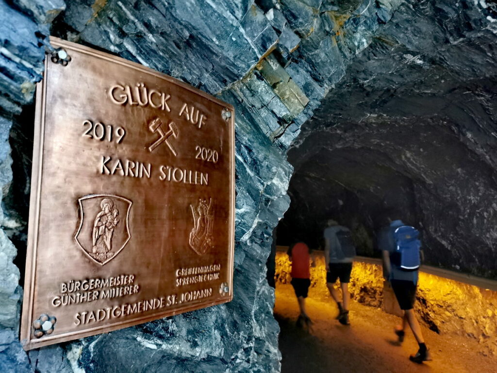 Bei der Liechtensteinklamm Wanderung kommst du auch durch Tunnel