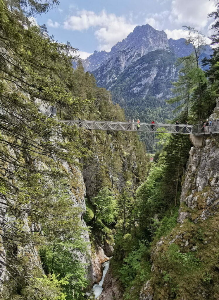 Juwel unter den kostenlosen Klammen in Österreich - die Brücke in der Leutaschklamm